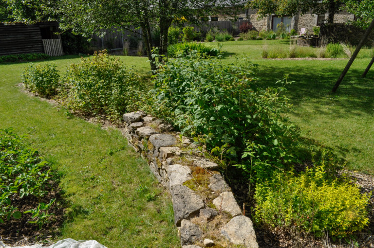 muret pierres courbe jardin