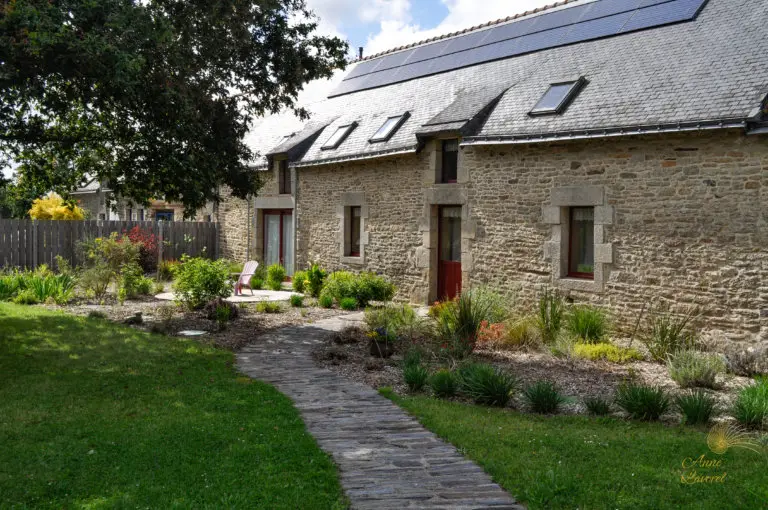 longere pierres terrasse circulaire bois jardin allée barrettes schiste